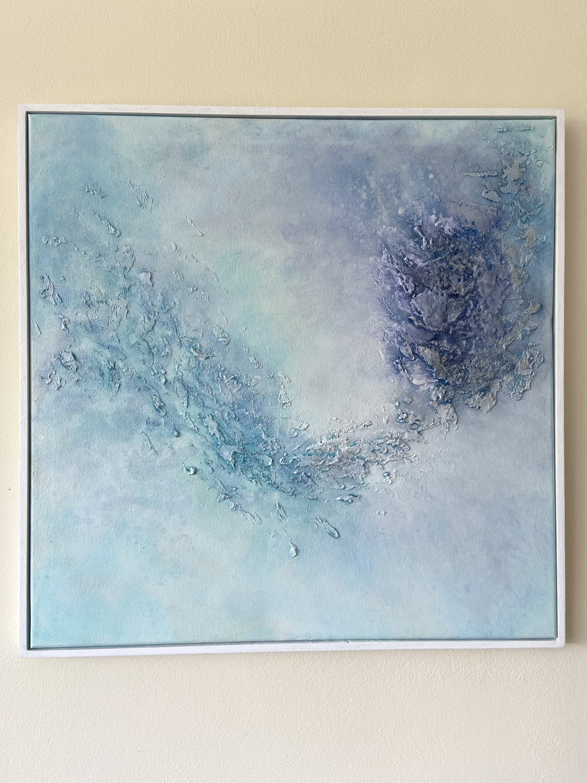 Lisiere, peinture abstraite contemporaine Cal-lac aux nuances de bleu, argenté, et violet