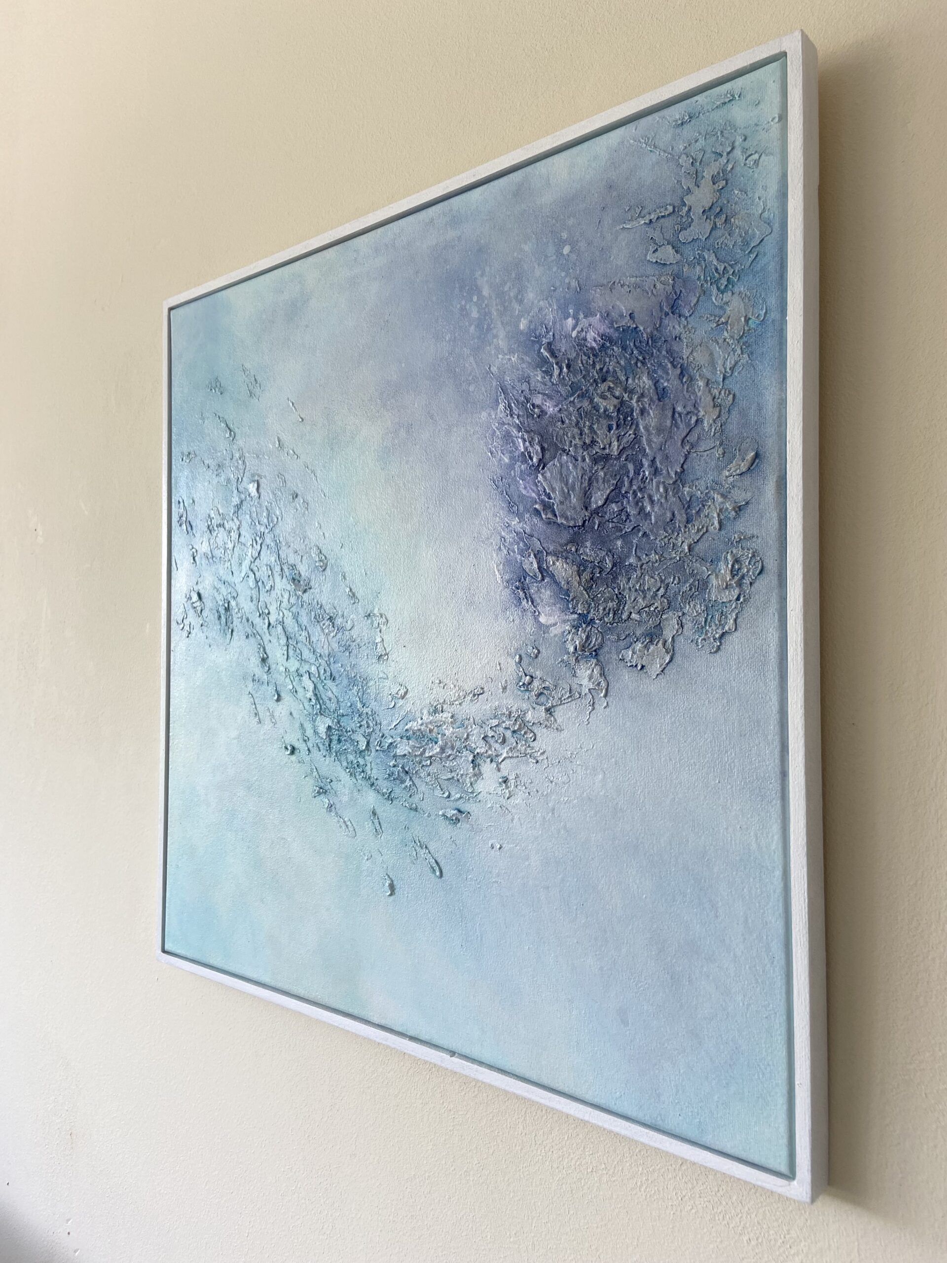 Lisiere, peinture abstraite contemporaine Cal-lac aux nuances de bleu, argenté, et violet