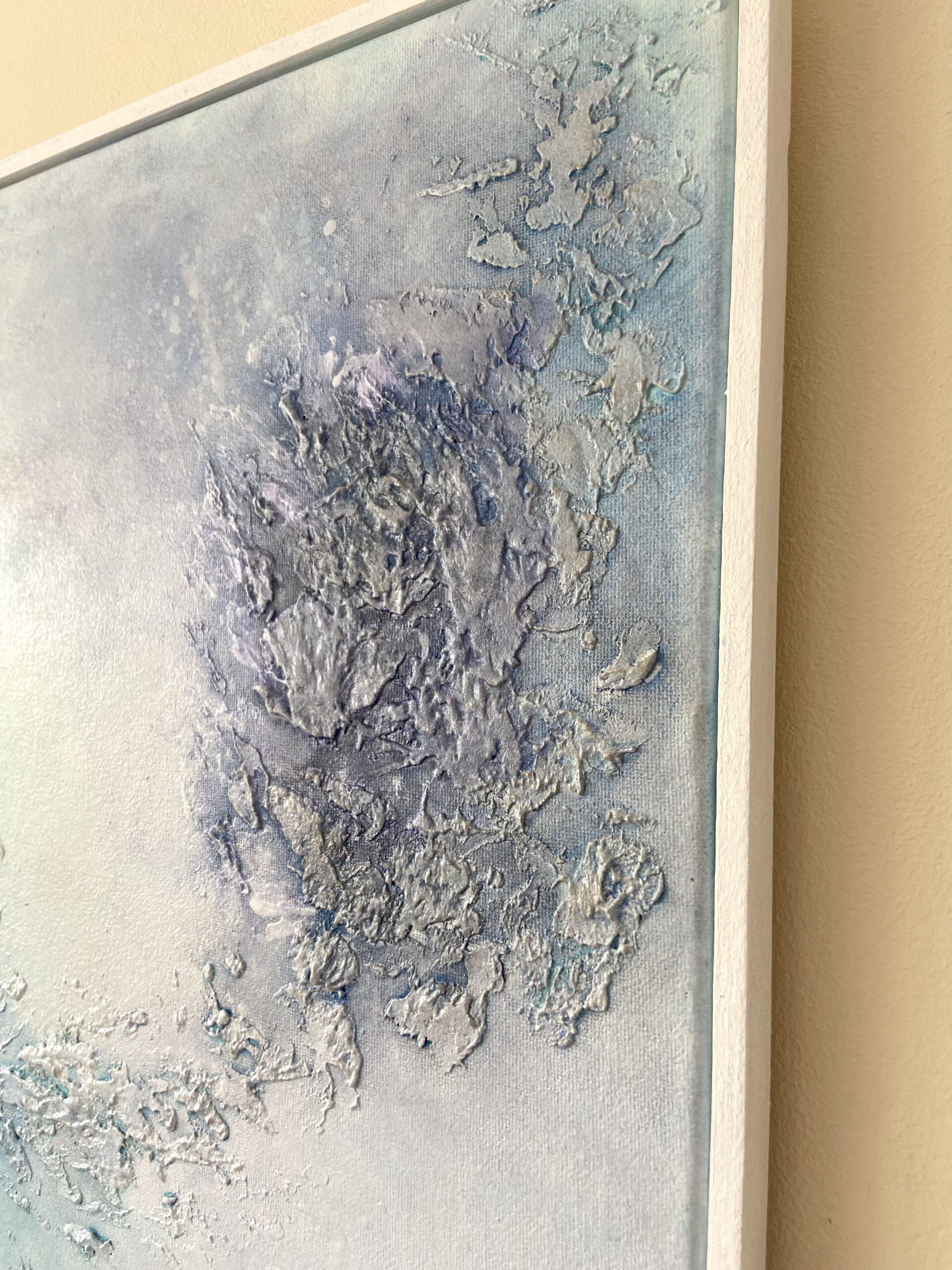 Lisiere, peinture abstraite contemporaine Cal-lac aux nuances de bleu, argenté, et violet