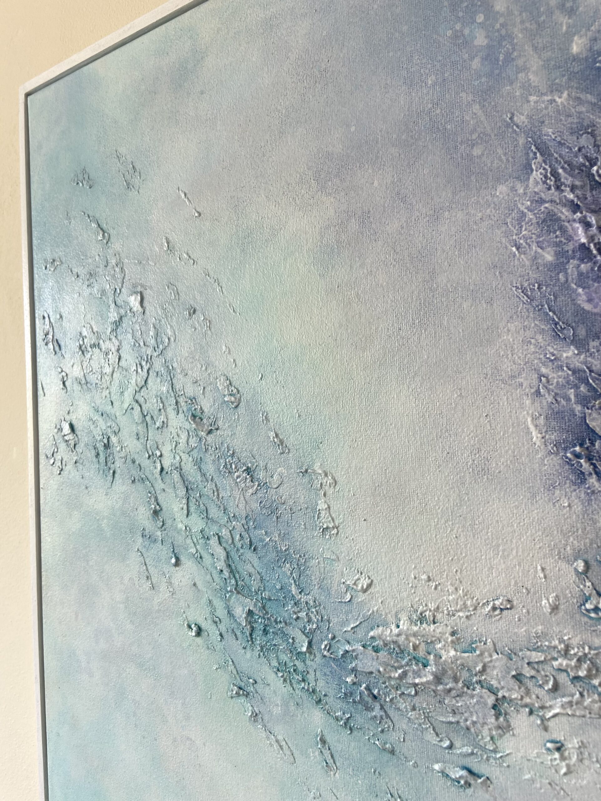 Lisiere, peinture abstraite contemporaine Cal-lac aux nuances de bleu, argenté, et violet