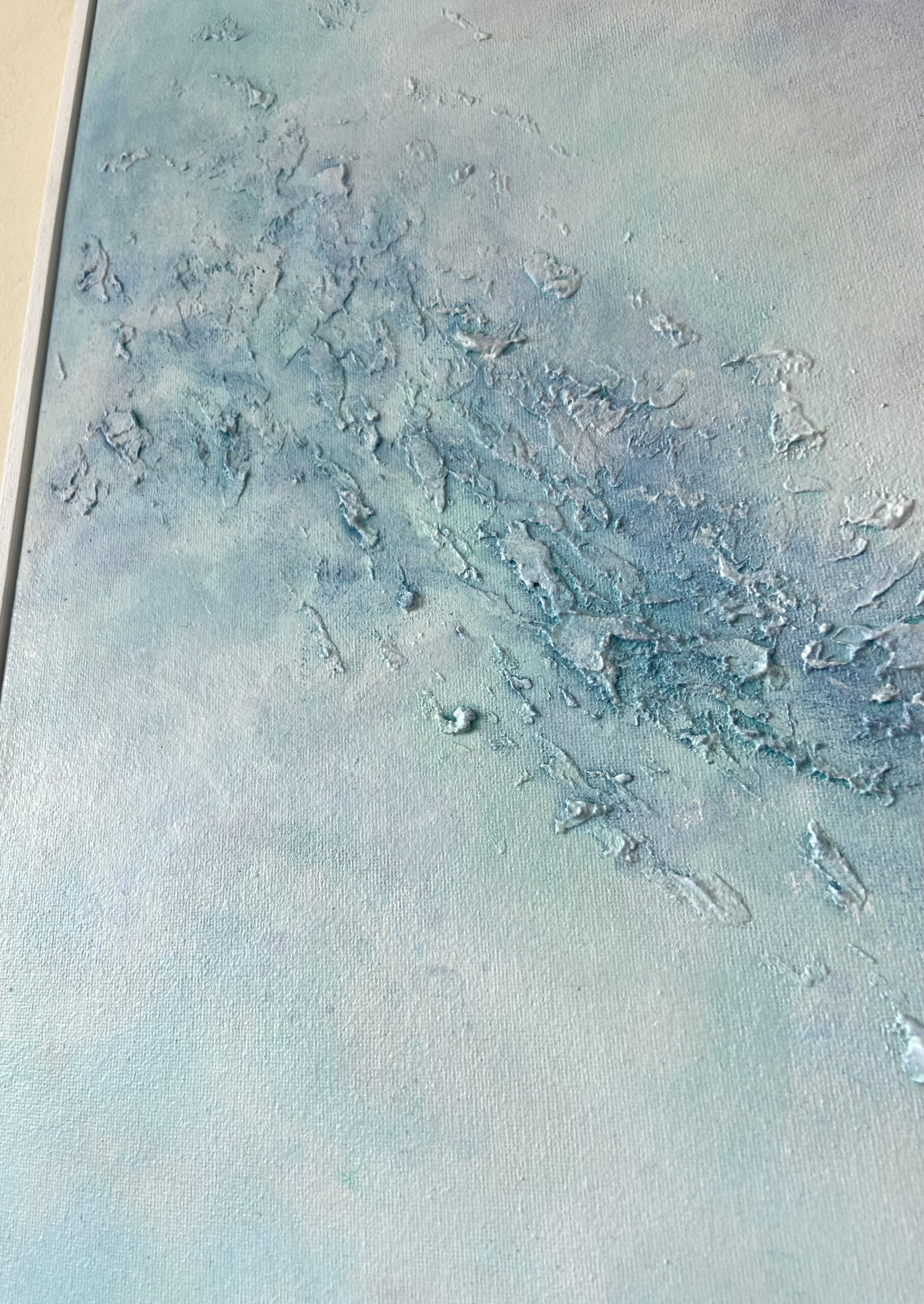 Lisiere, peinture abstraite contemporaine Cal-lac aux nuances de bleu, argenté, et violet