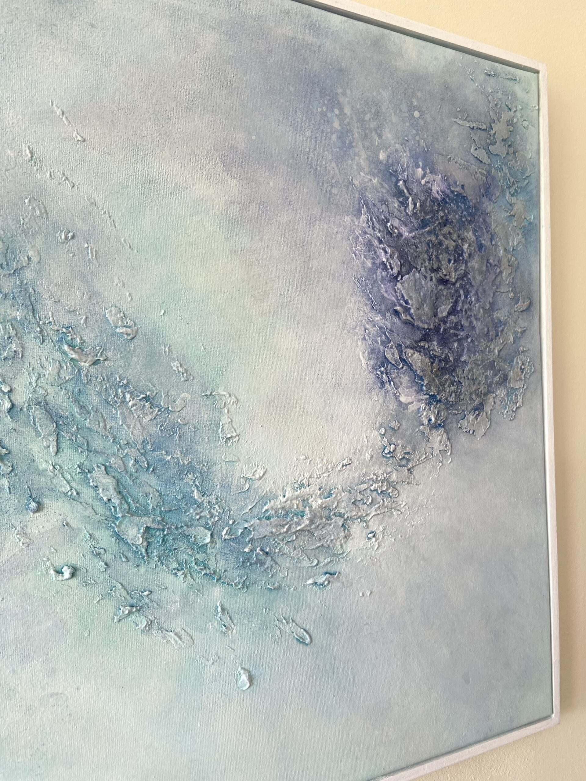Lisiere, peinture abstraite contemporaine Cal-lac aux nuances de bleu, argenté, et violet