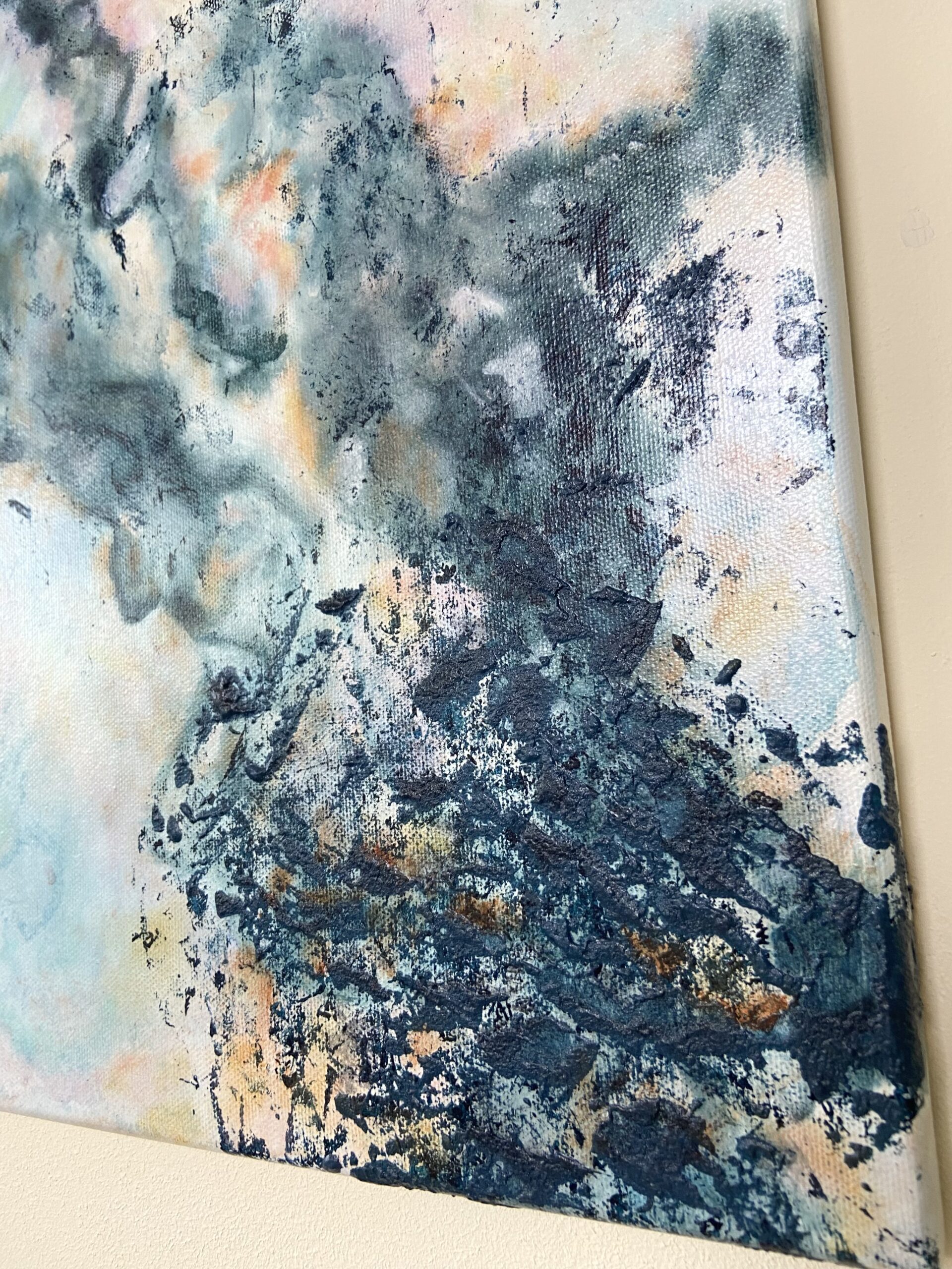 Entre-deux, peinture abstraite contemporaine Cal-lac aux nuances bleus de prusse, sierra burnt, orange, jaune, magenta, violet et blanc