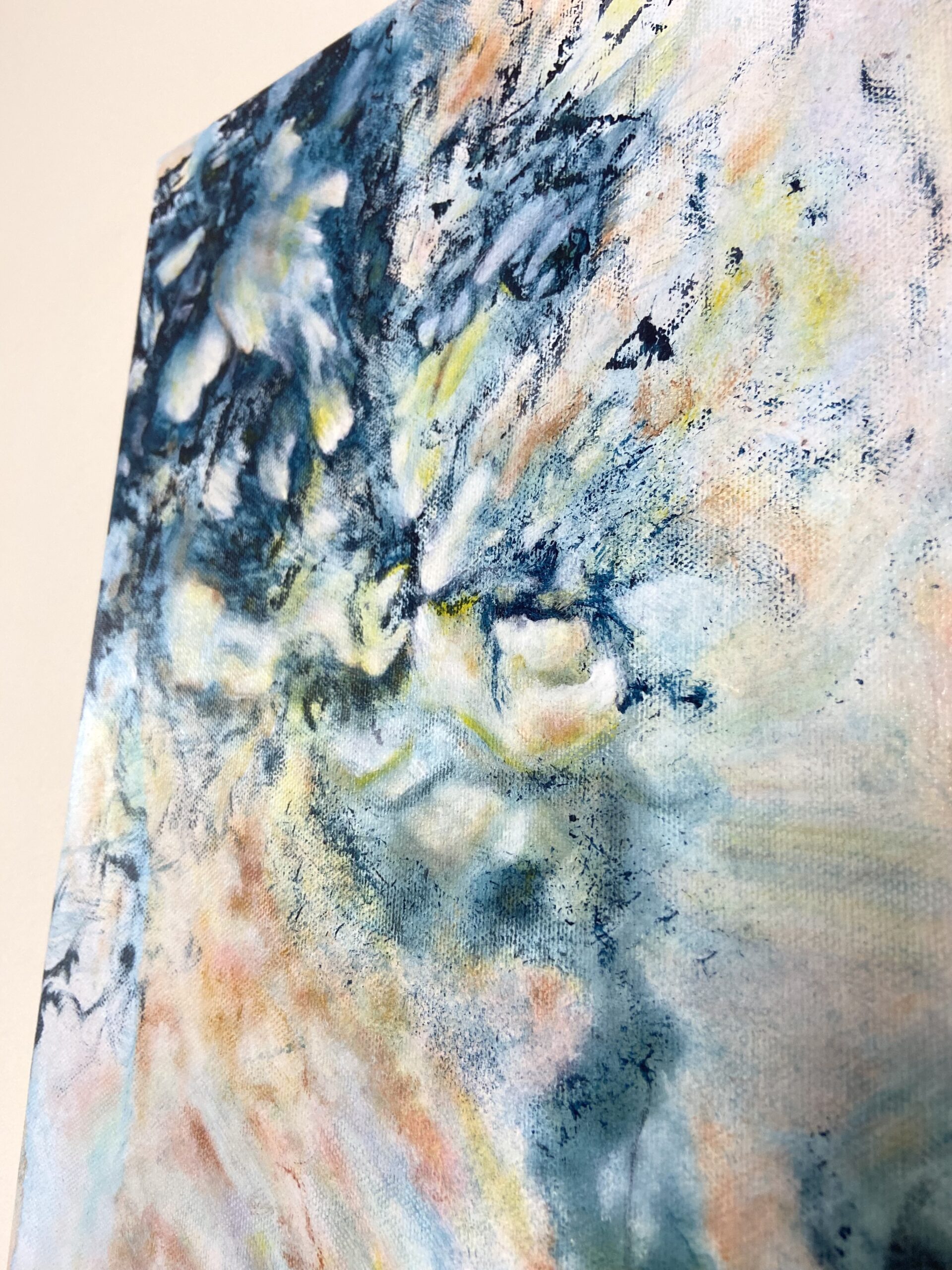 Entre-deux, peinture abstraite contemporaine Cal-lac aux nuances bleus de prusse, sierra burnt, orange, jaune, magenta, violet et blanc