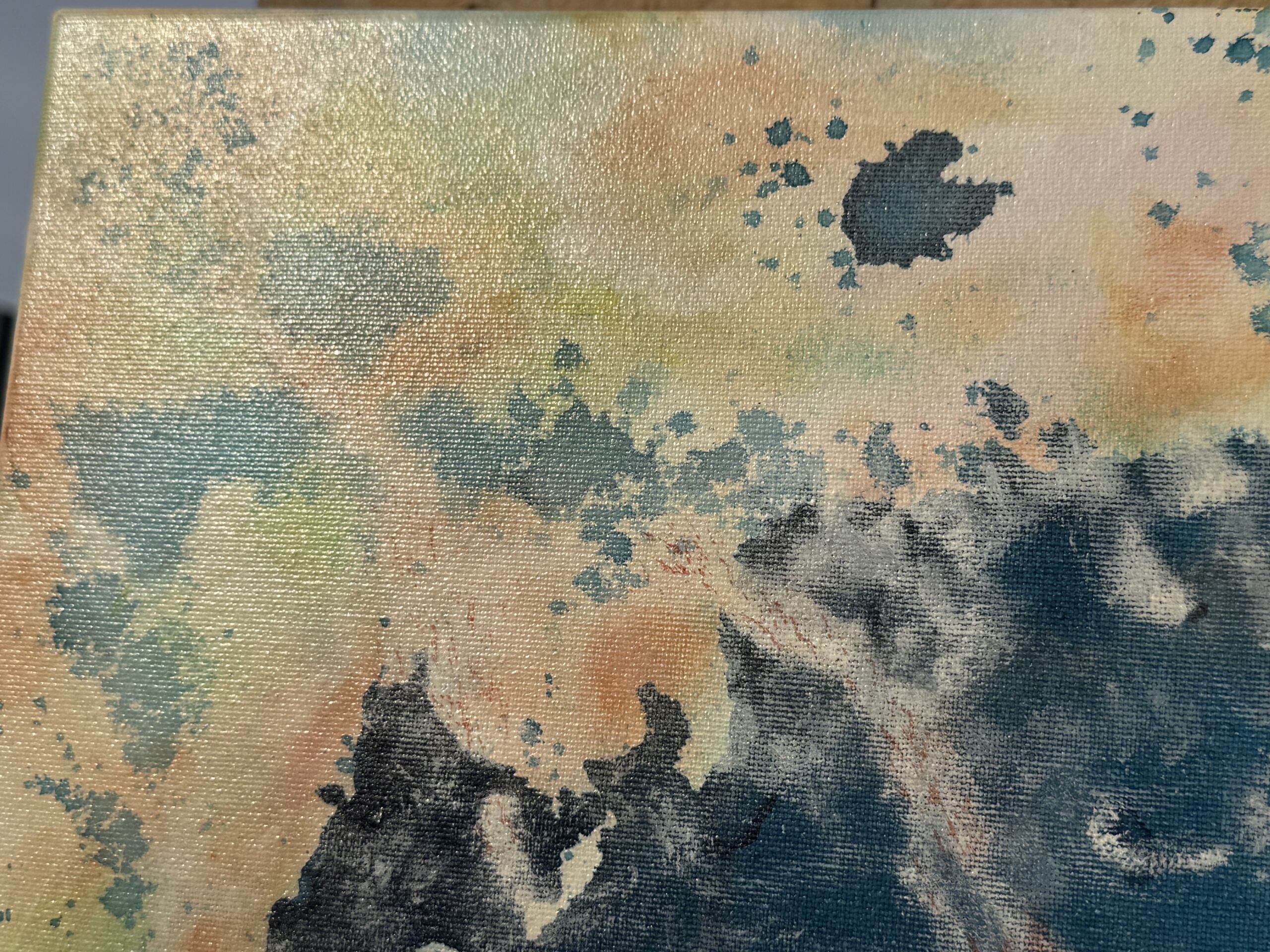 Voyage, voyage, peinture abstraite contemporaine Cal-lac aux nuances de bleu de prusses, magenta, pêche, rouge crimée, sierra burnt, jaune de naple