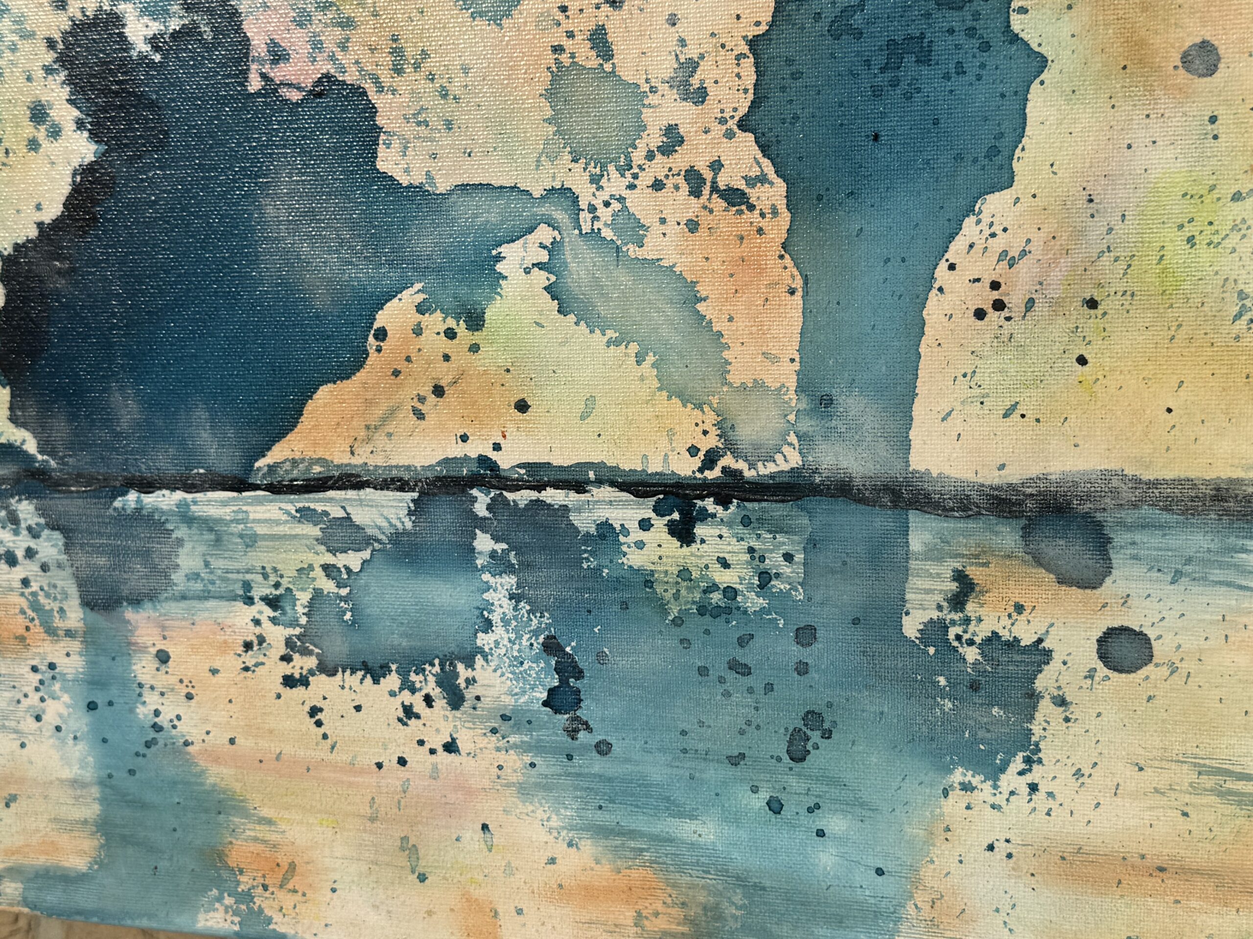 Voyage, voyage, peinture abstraite contemporaine Cal-lac aux nuances de bleu de prusses, magenta, pêche, rouge crimée, sierra burnt, jaune de naple